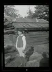 49 Skansen Ringleksbarn. En pojke i folkdräkt, utomhus på Skansen.