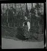 70 Skansen Ringleksbarn. En flicka i folkdräkt, utomhus på Skansen.