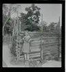 79 Skansen Ringleksbarn. En flicka i folkdräkt, utomhus på Skansen.