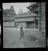 97 Skansen Ringleksbarn. En flicka i folkdräkt, utomhus på Skansen.