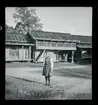 98 Skansen Ringleksbarn. En flicka i folkdräkt, utomhus på Skansen.