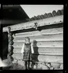 101 Skansen Ringleksbarn. En flicka i folkdräkt, utomhus på Skansen.