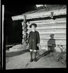 112 Skansen Ringleksbarn. En pojke i folkdräkt, utomhus på Skansen.