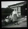 123 Skansen Ringleksbarn. En flicka i folkdräkt, utomhus på Skansen.