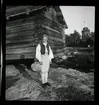 128 Skansen Ringleksbarn. En pojke i folkdräkt, utomhus på Skansen.