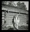 129 Skansen Ringleksbarn. En pojke i folkdräkt, utomhus på Skansen.