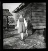 139 Skansen Ringleksbarn. En flicka i folkdräkt, utomhus på Skansen.