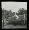 Skansen Ringleksbarn. En flicka i folkdräkt, utomhus på Skansen.