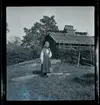 Skansen Ringleksbarn. En flicka i folkdräkt, utomhus på Skansen.