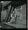 Skansen Ringleksbarn. En pojke i folkdräkt, utomhus på Skansen.