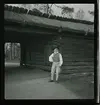 Skansen Ringleksbarn. En pojke i folkdräkt, utomhus på Skansen.