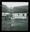 Skansen Ringleksbarn. En pojke i folkdräkt, utomhus på Skansen.