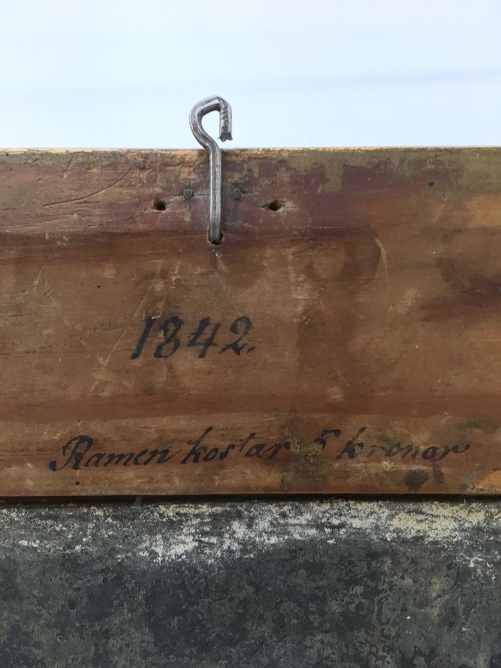 Osignerat porträtt föreställande Carin Maria Brun. Målningen beställdes inför hennes bröllop 1844 och har en förgylld ram. I museets samlingar finns flera föremål relaterade till Carin Maria Brun. Bland annat en dopklänning sydd av hennes bröllopsklänning, se AM 2017-05-a-c.