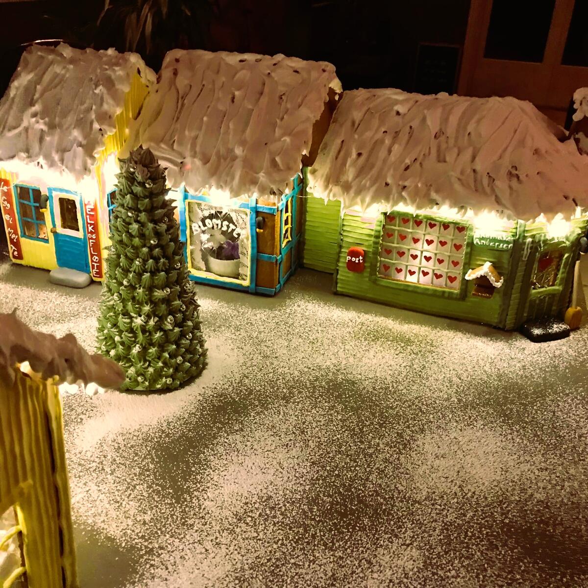 Pepperkakehus med butikkvinduer