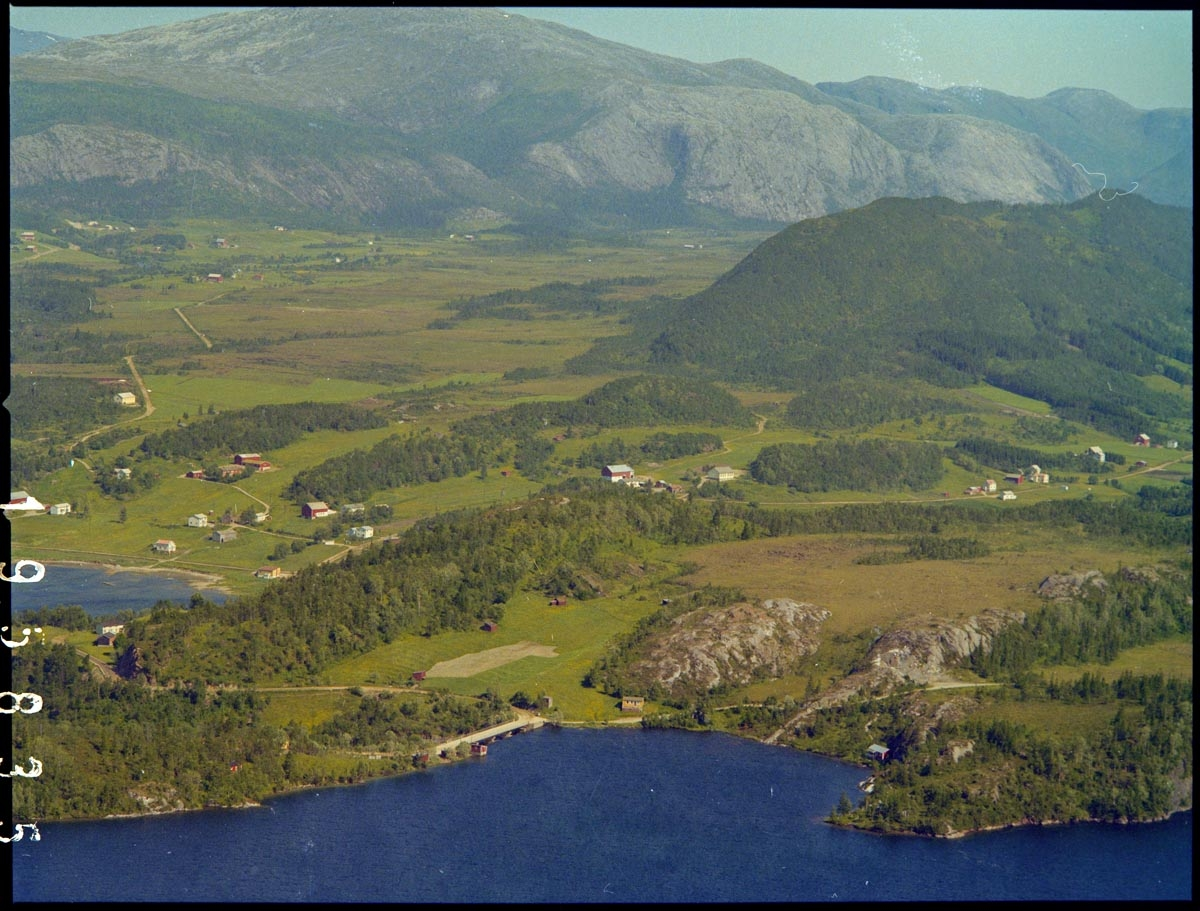 Leirfjord, Leira (Leirosen), Tovåsen, Skaret. Fremst i bildet ligger Forslandsvatnet/Nesavatnet. Leira (Leirosen) ligger midt i bildet. Bakerst i bildet til venstre ligger Skaret. Tovåsen og Randalen ligger bakerst til høyre i bildet, bak Leiråsen. Leirfjorden ligger til venstre i bildet