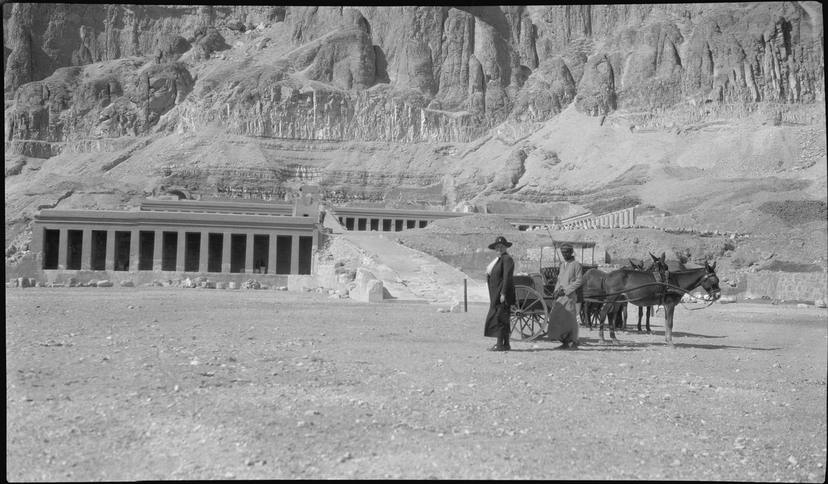 Bertha Meyer foran Farao Hatshepsuts tempel i Kongenes Dal,  Egypt.