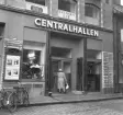 Centralhallen vid Stora torget 2 i Linköping öppnades år 1909. I september 1954 hade saluhallen rustats upp under två år. Bland annat satte man in moderna dörrar möt Stora torget. Enligt hälsovårdsinspektör var denna saluhall år 1953 den modernaste i sitt slag. Idag  befinner sig Linköpings kommuns konsthall Passagen på samma adress.

...

385 bilder om Linköping på 1950-talet från tidningen Östgötens arkiv. Framtidstro och optimism är ord som sammanfattar Linköping på femtiotalet. Årtiondet innebar satsningar för att förbättra linköpingsbornas livsvillkor. Bostadsfrågan och trafiklösningarna dominerade den lokalpolitiska agendan.
Bilderna digitaliserades år 2013.