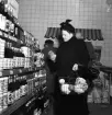 Konsums snabbköpsbutik sannolikt år 1950. Konsum. Mataffär.

...

385 bilder om Linköping på 1950-talet från tidningen Östgötens arkiv. Framtidstro och optimism är ord som sammanfattar Linköping på femtiotalet. Årtiondet innebar satsningar för att förbättra linköpingsbornas livsvillkor. Bostadsfrågan och trafiklösningarna dominerade den lokalpolitiska agendan.
Bilderna digitaliserades år 2013.