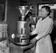 I slutet av mars 1955 öppnar två nya snabbköp i Linköping. På bilden ser man fru Ines Carlsson demonstrerar kaffekvarnen i Felix livsmedel på Ekorrvägen 2 i Ånestad. Kaffe.

...

385 bilder om Linköping på 1950-talet från tidningen Östgötens arkiv. Framtidstro och optimism är ord som sammanfattar Linköping på femtiotalet. Årtiondet innebar satsningar för att förbättra linköpingsbornas livsvillkor. Bostadsfrågan och trafiklösningarna dominerade den lokalpolitiska agendan.
Bilderna digitaliserades år 2013.