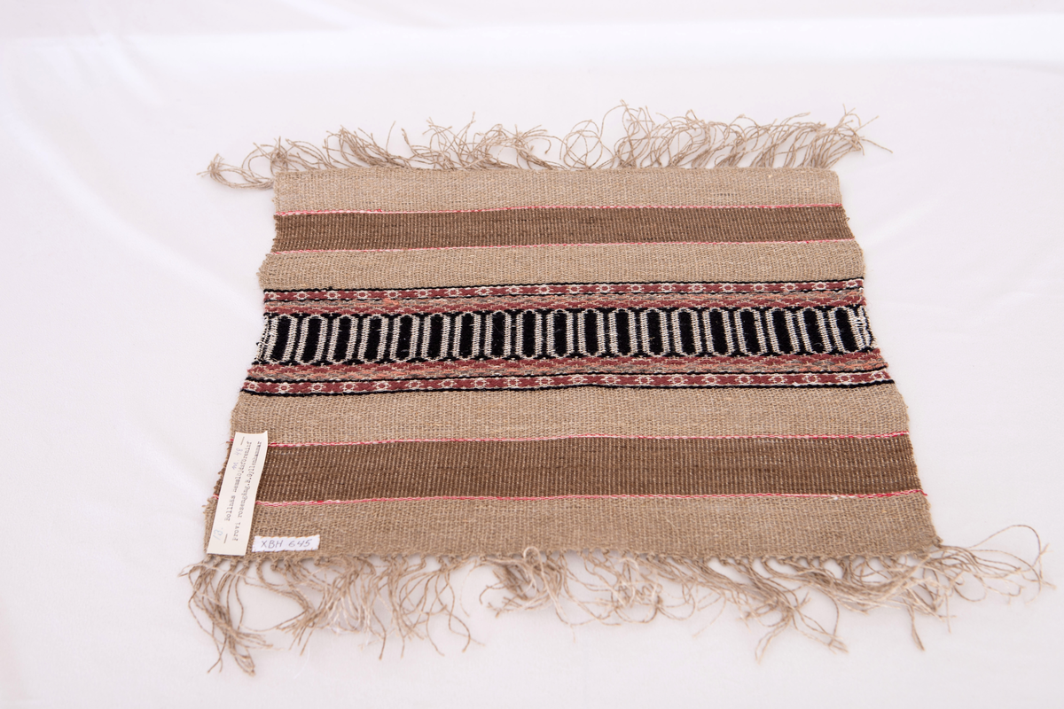 Provet har en maskinskriven papperslapp med texten: Nr 48, 13. Bollnäs Hemslöjdsförening. Prov i rosengång. B. Gyllenhammar.