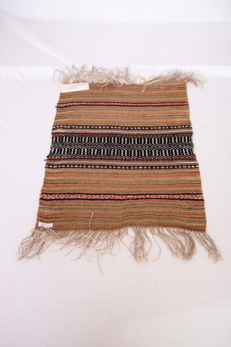 Provet har en maskinskriven papperslapp med texten: Nr 48, 11. Bollnäs Hemslöjdsförening. Prov i gåsögon väv. B. Gyllenhammar.