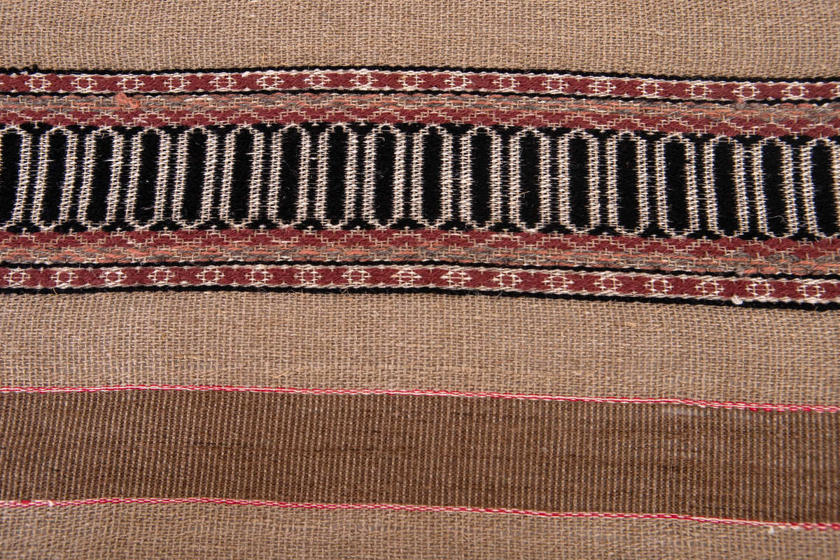 Provet har en maskinskriven papperslapp med texten: Nr 48, 13. Bollnäs Hemslöjdsförening. Prov i rosengång. B. Gyllenhammar.