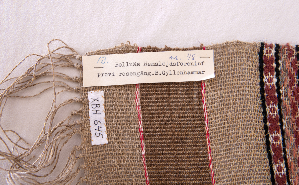 Provet har en maskinskriven papperslapp med texten: Nr 48, 13. Bollnäs Hemslöjdsförening. Prov i rosengång. B. Gyllenhammar.