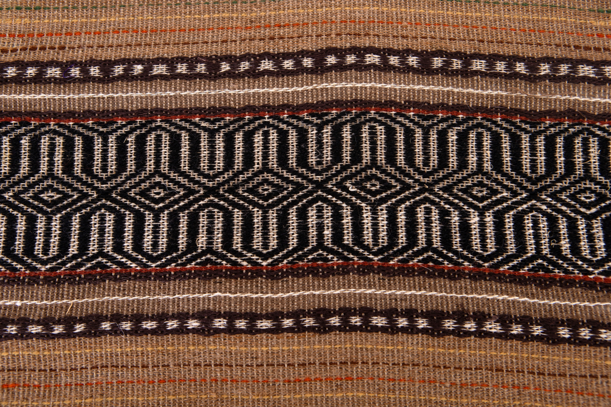 Provet har en maskinskriven papperslapp med texten: Nr 48, 11. Bollnäs Hemslöjdsförening. Prov i gåsögon väv. B. Gyllenhammar.