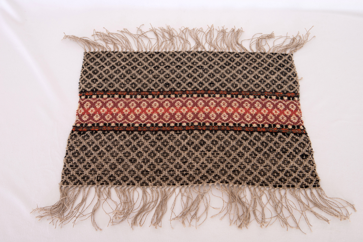 Provet har en maskinskriven papperslapp med texten: Nr 48, 6. Bollnäs Hemslöjdsförening. Prov i rosengång. B. Gyllenhammar. Gåva av Elsa och Karin Nordenfelt.