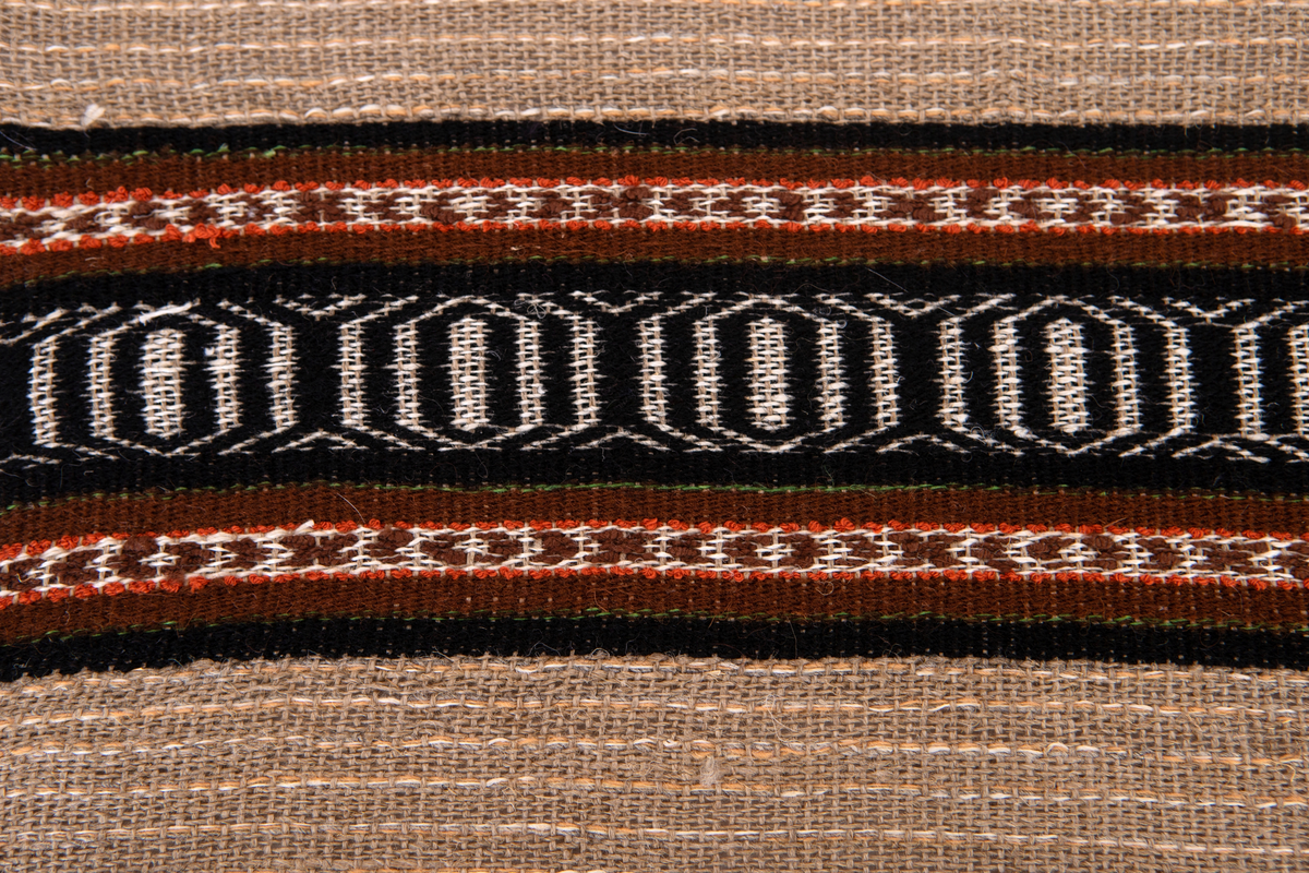 Provet har en maskinskriven papperslapp med texten: Nr 48, 7. Bollnäs Hemslöjdsförening. Prov i rosengång. B. Gyllenhammar. Gåva av Elsa och Karin Nordenfelt.