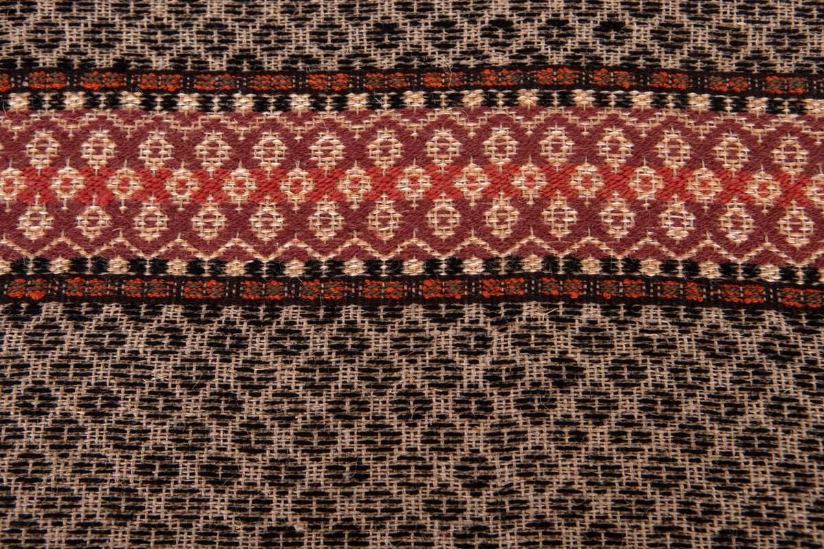 Provet har en maskinskriven papperslapp med texten: Nr 48, 6. Bollnäs Hemslöjdsförening. Prov i rosengång. B. Gyllenhammar. Gåva av Elsa och Karin Nordenfelt.