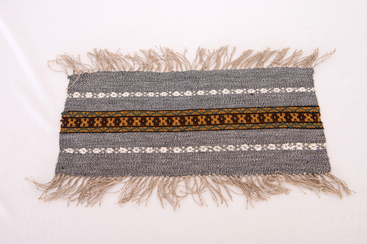 Provet har en maskinskriven papperslapp med texten: Nr 48, 17.Bollnäs Hemslöjdsförening.  Vävt av Bricken  Gyllenhammar. Gåva av Elsa och Karin Nordenfelt.