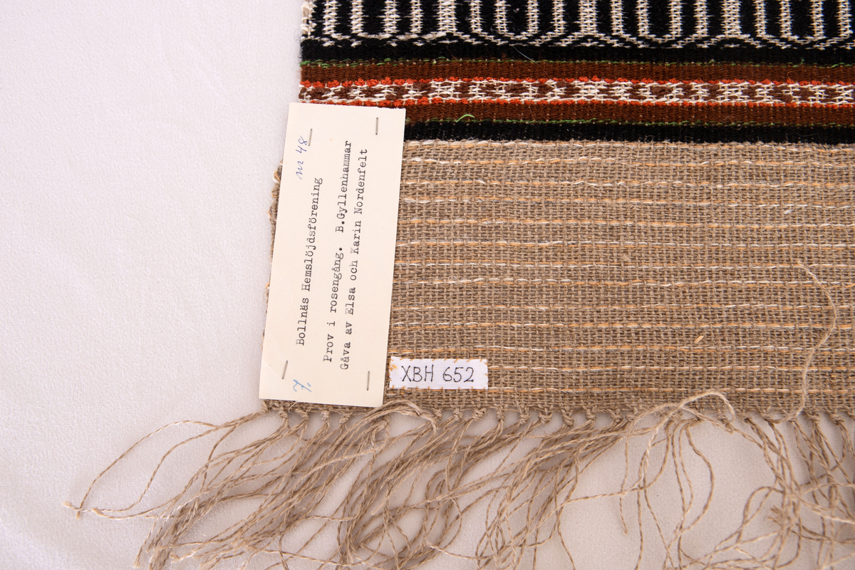 Provet har en maskinskriven papperslapp med texten: Nr 48, 7. Bollnäs Hemslöjdsförening. Prov i rosengång. B. Gyllenhammar. Gåva av Elsa och Karin Nordenfelt.