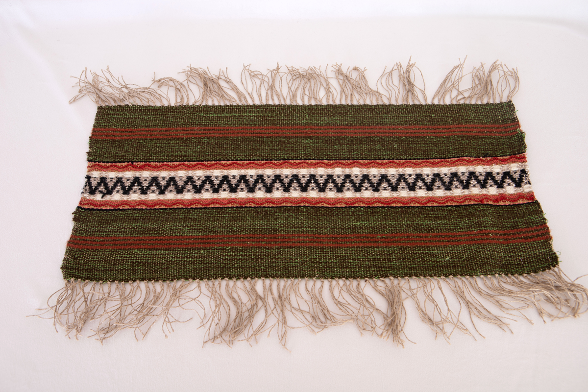 Provet har en maskinskriven papperslapp med texten: Nr 48, 5.Bollnäs Hemslöjdsförening.  Prov i rosengång. B. Gyllenhammar. Gåva av Elsa och Karin Nordenfelt.