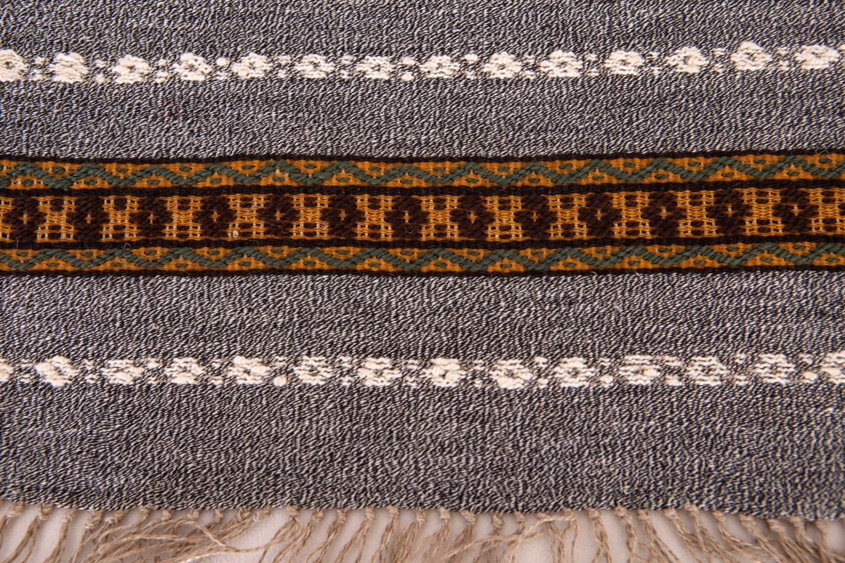 Provet har en maskinskriven papperslapp med texten: Nr 48, 17.Bollnäs Hemslöjdsförening.  Vävt av Bricken  Gyllenhammar. Gåva av Elsa och Karin Nordenfelt.