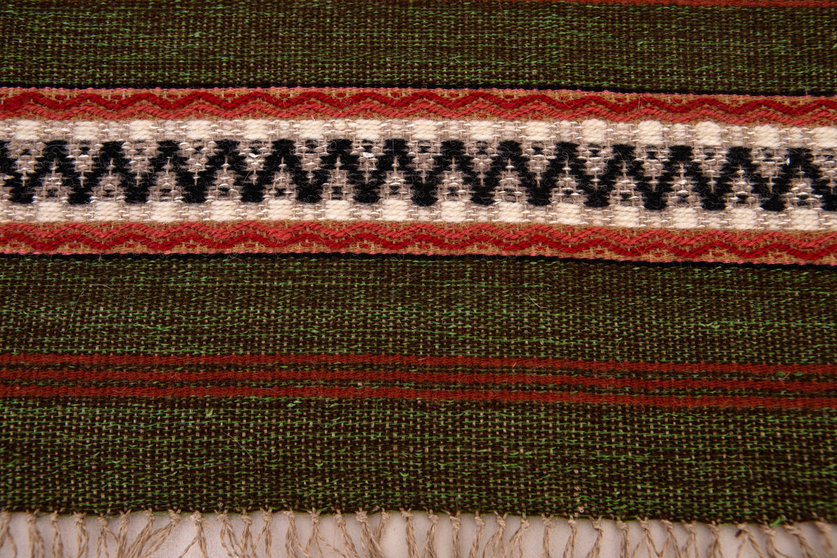 Provet har en maskinskriven papperslapp med texten: Nr 48, 5.Bollnäs Hemslöjdsförening.  Prov i rosengång. B. Gyllenhammar. Gåva av Elsa och Karin Nordenfelt.