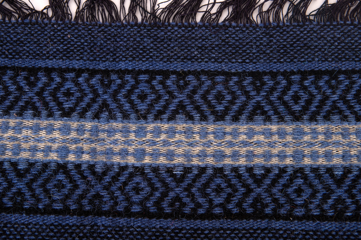 Provet har en påsydd bomullslapp med handskriven text: Bollnäs Hemslöjdsförening. 82. samt en maskinskriven papperslapp med texten: Nr 48, 16.Bollnäs Hemslöjdsförening.  Prov i rosengång. B. Gyllenhammar.