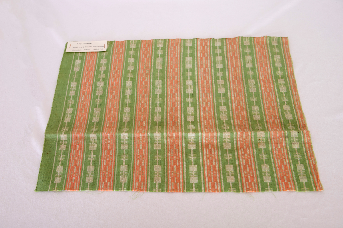 Provet har en maskinskriven papperslapp med texten: B. Gyllenhammar. Möbeltyg i bundet munkabälte. Material: Bomull. 1912-1915.