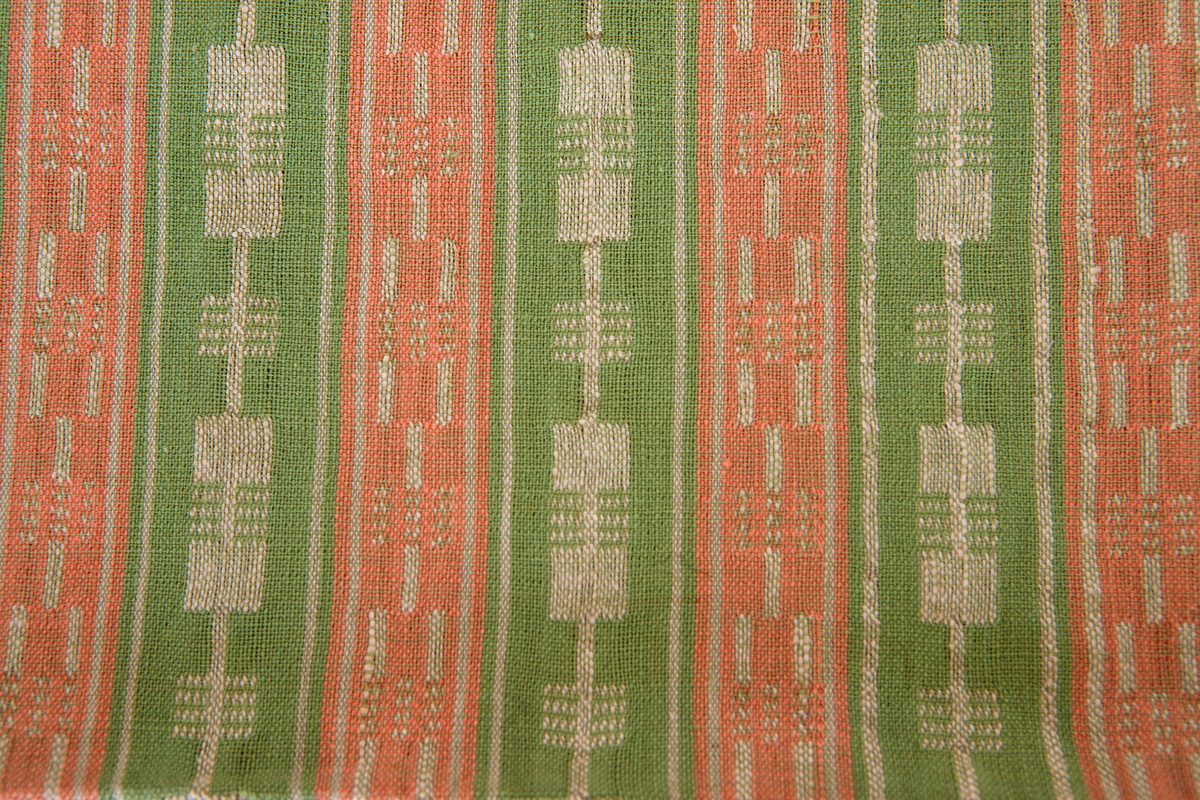 Provet har en maskinskriven papperslapp med texten: B. Gyllenhammar. Möbeltyg i bundet munkabälte. Material: Bomull. 1912-1915.