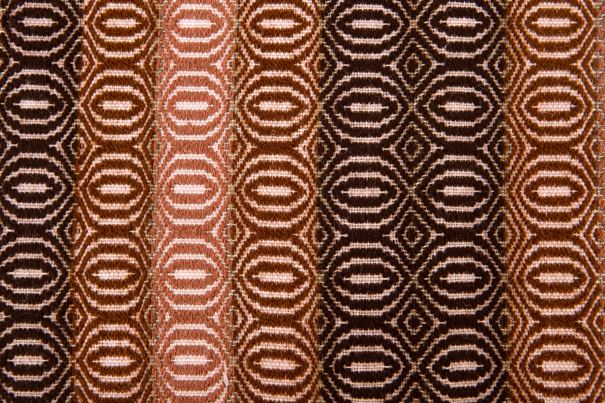 En maskinskriven papperslapp med texten: Vävt av Bricken Gyllenhammar nr 48, 2.