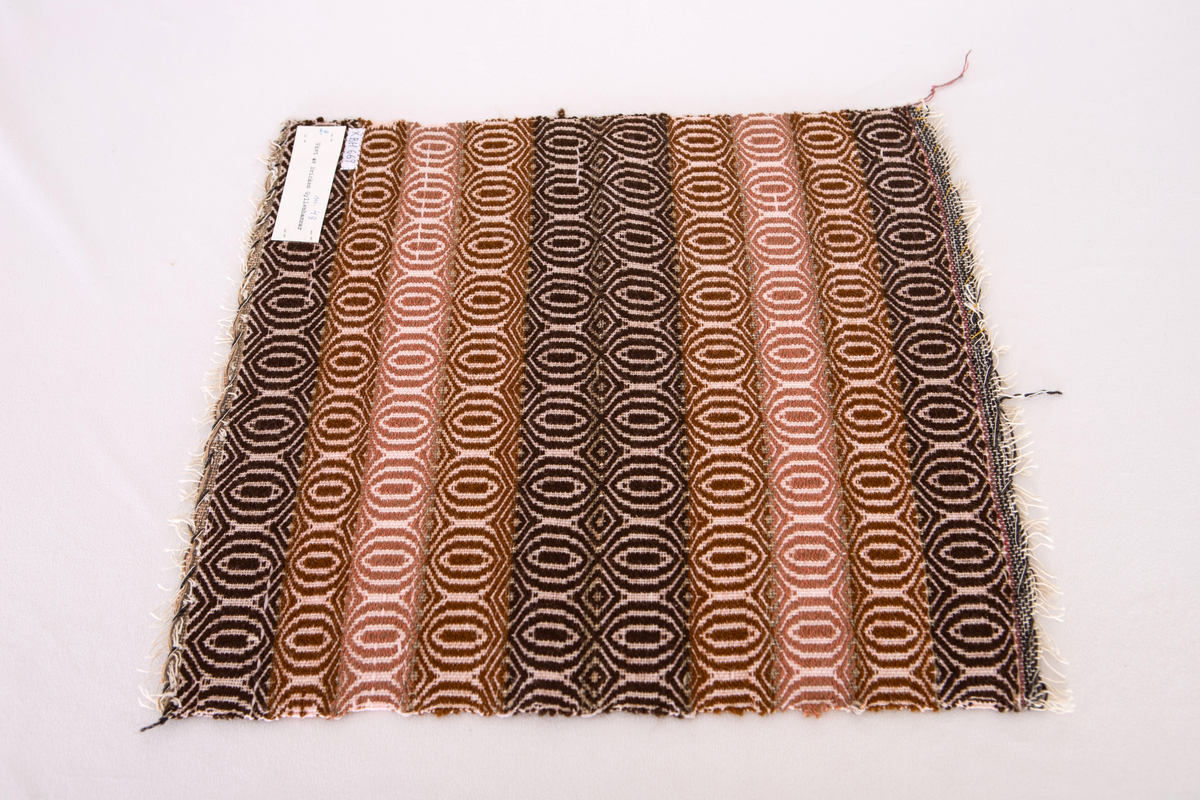 En maskinskriven papperslapp med texten: Vävt av Bricken Gyllenhammar nr 48, 2.