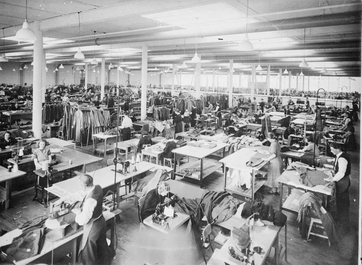 Fotografi från Arbetarskyddsstyrelsens arbetsplatsdokumentationer. Beklädnadsindustri. Bild från okänd textilfabrik.