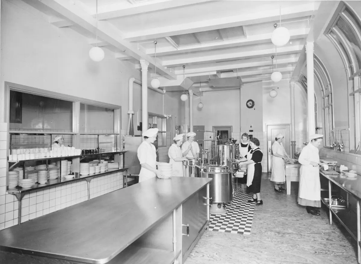 Fotografi från Arbetarskyddsstyrelsens arbetsplatsdokumentationer. Kök i storbespisning. Bilden visades vid årsredogörelsen 1942.
