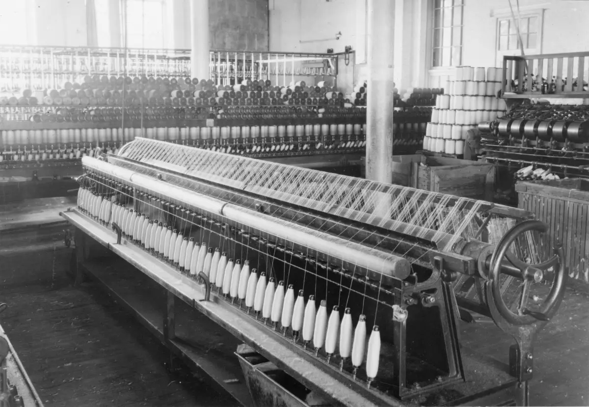 Claes Johanssons & Co väveri i Krokslätt. Härvning av varpgarn. Bild från Göteborgsutställningens samlingar 1923.