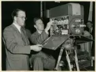 Televisionskamera på Kungliga Tekniska Högskolan vid sändning till mottagare på Tekniska museet i Stockholm den 2 juni 1949. Till vänster lic. Björn Nilsson.