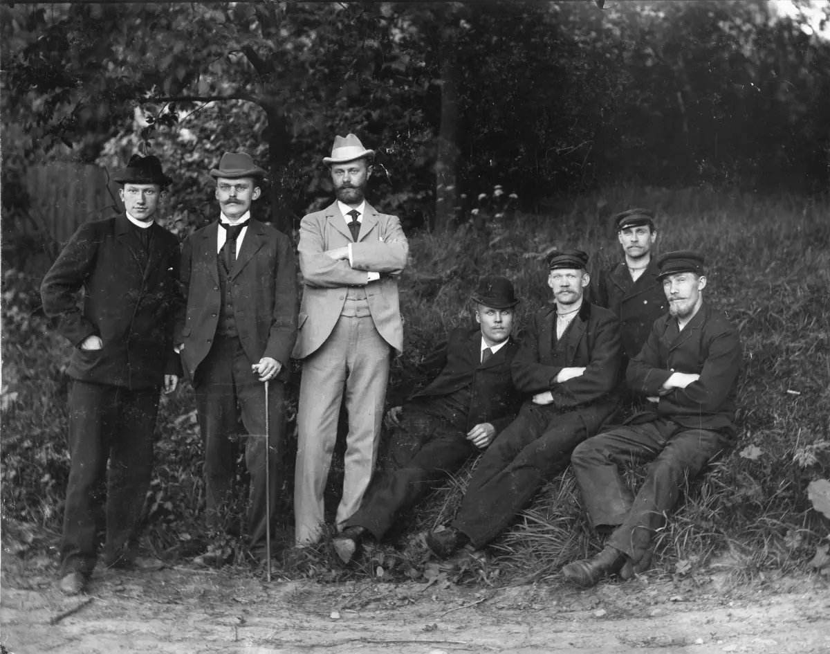 R. W. Strehlenert (nr tre från vänster) i kretsen av medhjälpare vid Silkesfabriks AB, i Norge omrking 1900. Fotografi funnet i Arrheniuslaboratoriet, KVA 1974.