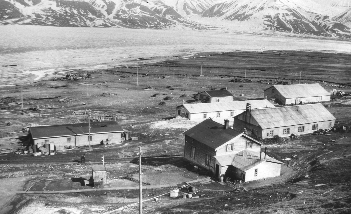 Tekst med bildet: 1935. Maskinmesse, lager, verksted. Longyearbyen.