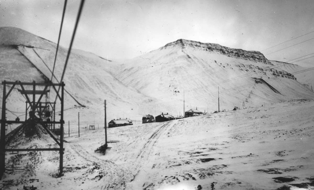 Tekst med bildet: Longyearbyen fra "bytippen".