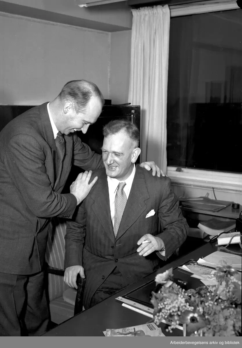Nils Langhelle (t.v.) overtar som forsvarsminister etter Jens Chr. Hauge. Januar 1952