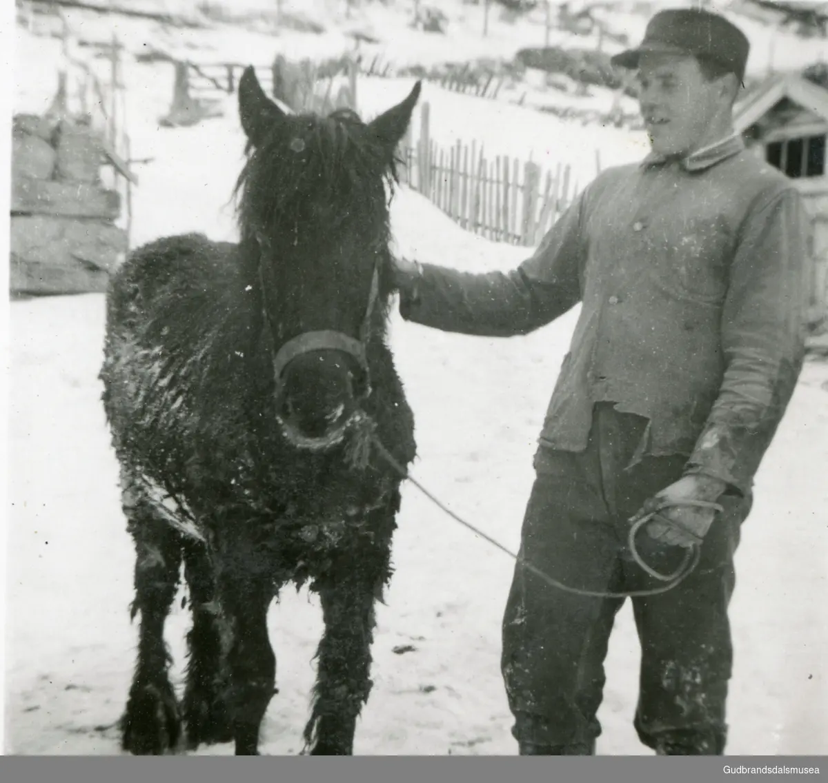 Nigard Visdal, Vågå
Syver Visdal med hest
Innlånt frå Mari (Sveum) Øyen, Vågå.